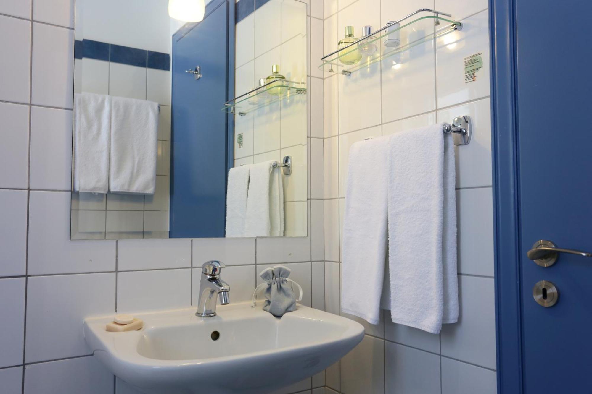 Eleonas Hotel Roviés Eksteriør bilde
